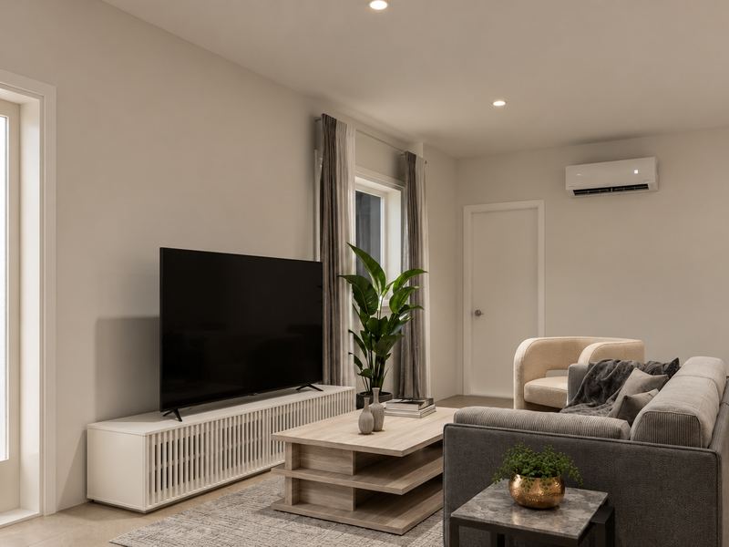 Sala da fração F, com sofá, televisão e porta envidraçada