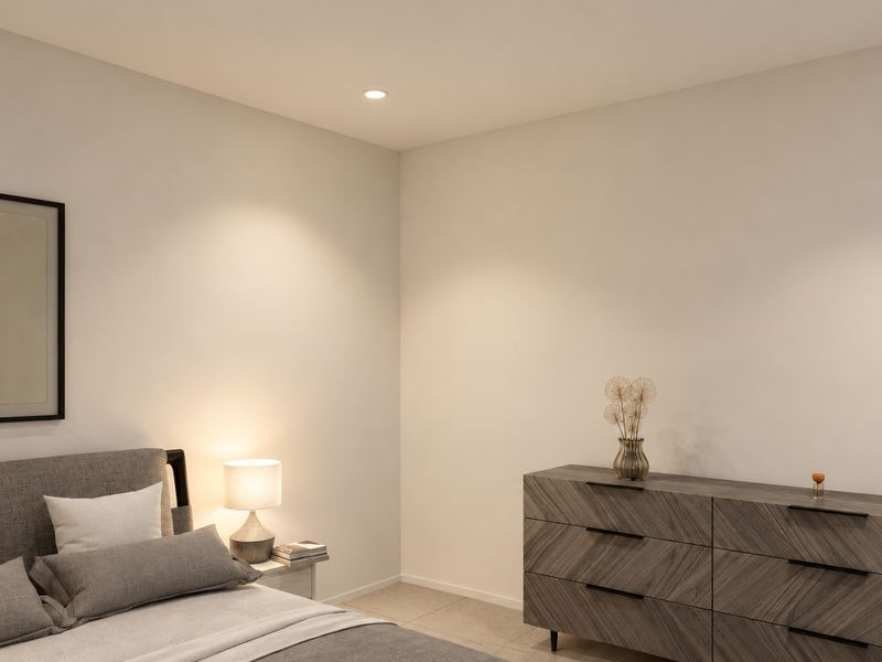 Quarto principal da fração F, com cama de casal e cómoda