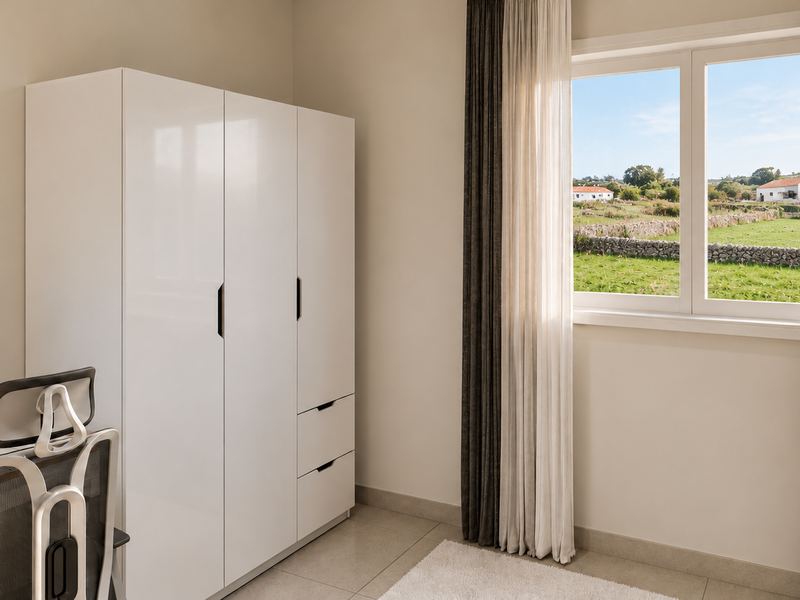 Segundo quarto da fração F, com roupeiro e janela para o campo