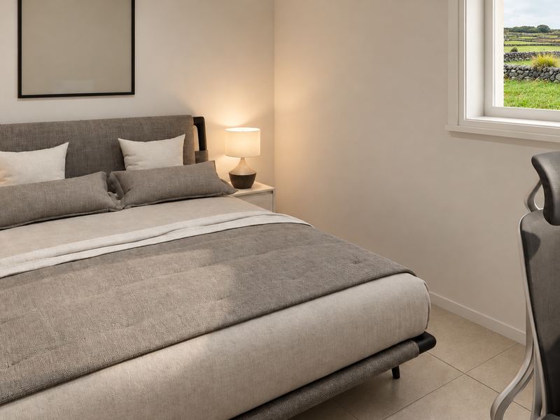 Quarto da fração H, com cama de casal e janela para o campo