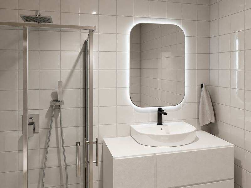 Casa de banho da fração H, com base de duche em vidro e espelho iluminado
