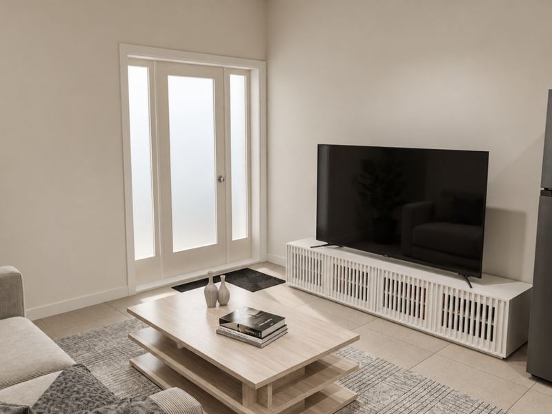 Sala da fração K, com televisão e porta envidraçada para o exterior