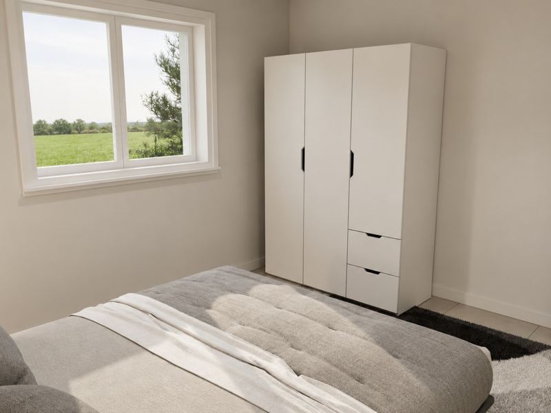 Quarto da fração K, com roupeiro branco e janela para o campo