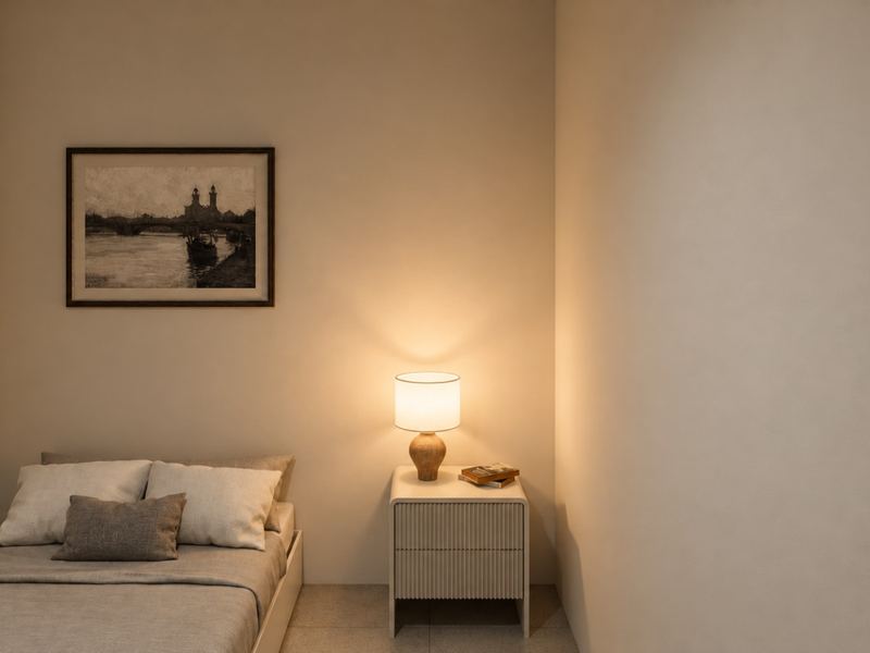 Quarto da fração K, com cama de solteiro e mesa de cabeceira