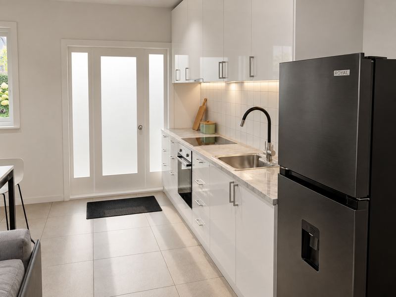 Cozinha da fração W, com bancada e porta envidraçada para o exterior