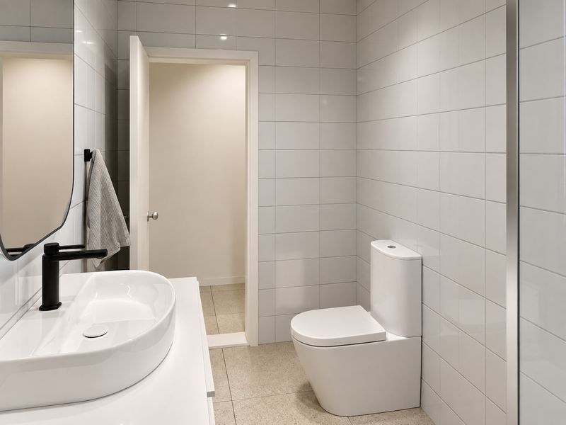 Casa de banho da fração W, com lavatório e sanita